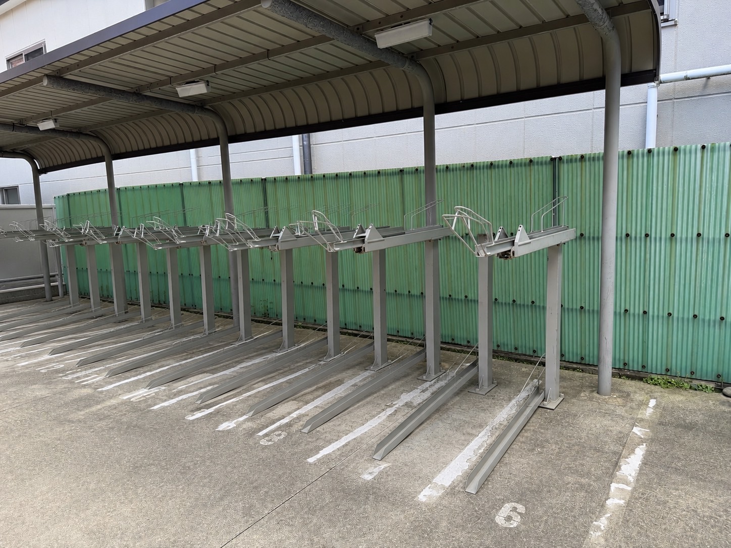 自転車駐輪場のラック